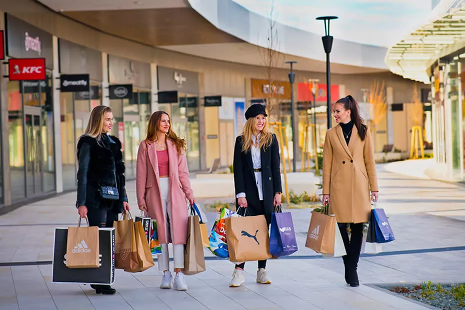 Outlet отзывы. Улица шоппинга в Париже перспектива. Улица шоппинга в Нью-Йорке перспектива. Shopping in Venice.